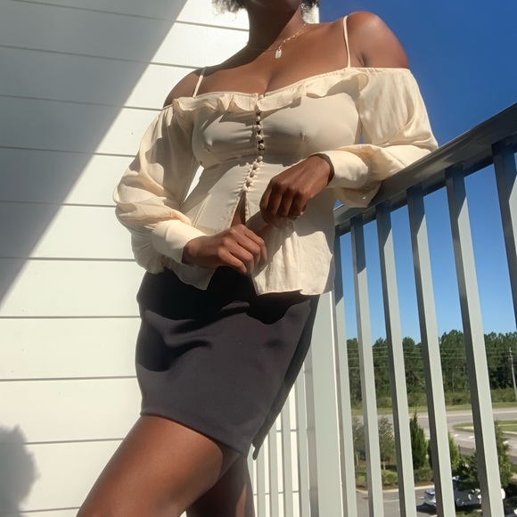 ❌SOLD❌Urban Outfitters Juliana Creme Cold Shoulder Button Down Top Size Medium - Picture 4 of 16